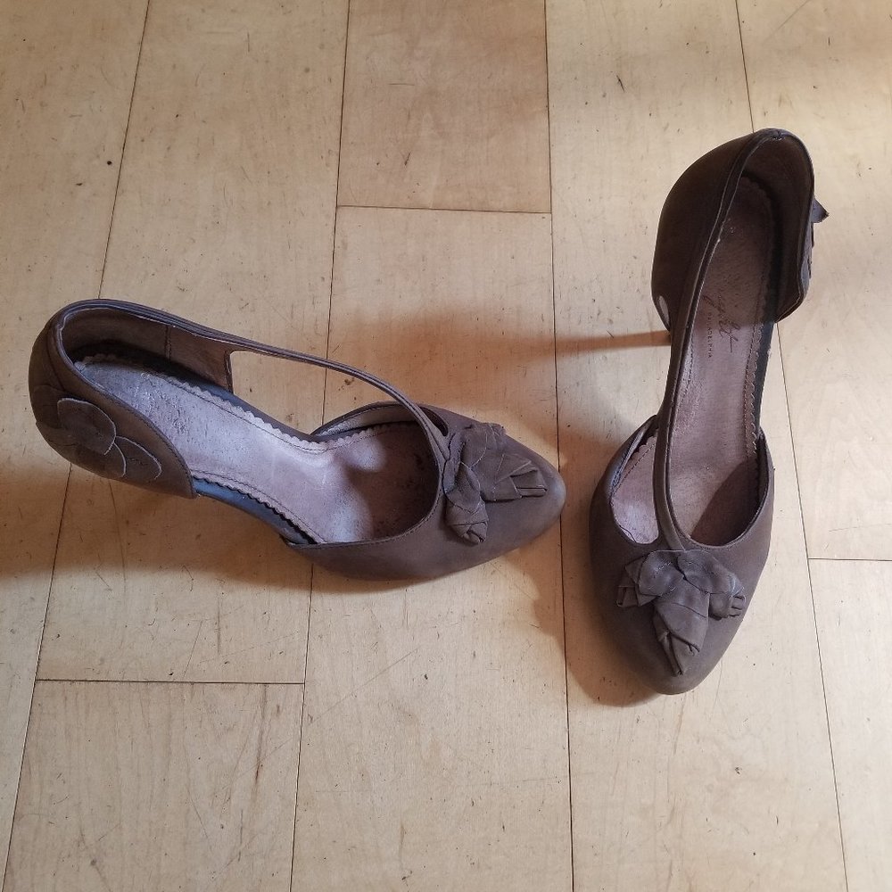 Miss Albright Isabelle brown rosebud heels